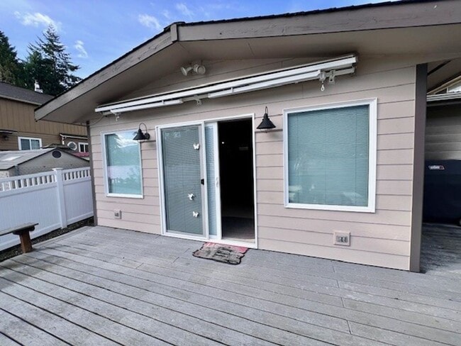Building Photo - Fully Furnished Short Term Rental Right on...