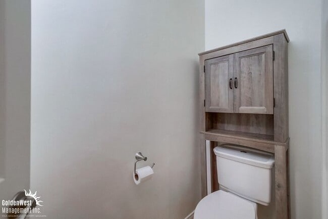 Building Photo - Cozy 2Bdm 1.5Ba Townhome with Modern Upgra...
