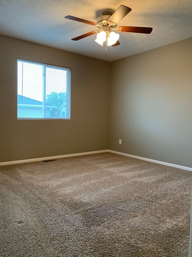 Building Photo - Spacious 3 bedroom/ 3 bath ranch townhome