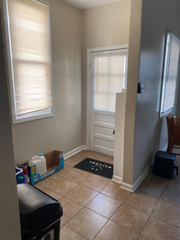 Building Photo - 155 Romney St