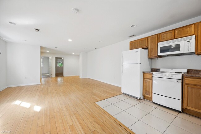 Building Photo - 4 br, 2 bath Triplex - 1708 N 18TH ST Unit...