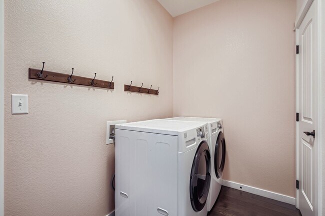 Building Photo - 464 Wind River Dr