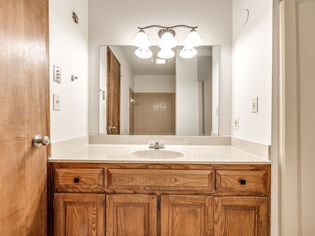 Building Photo - Move in discount / $800 first month rent