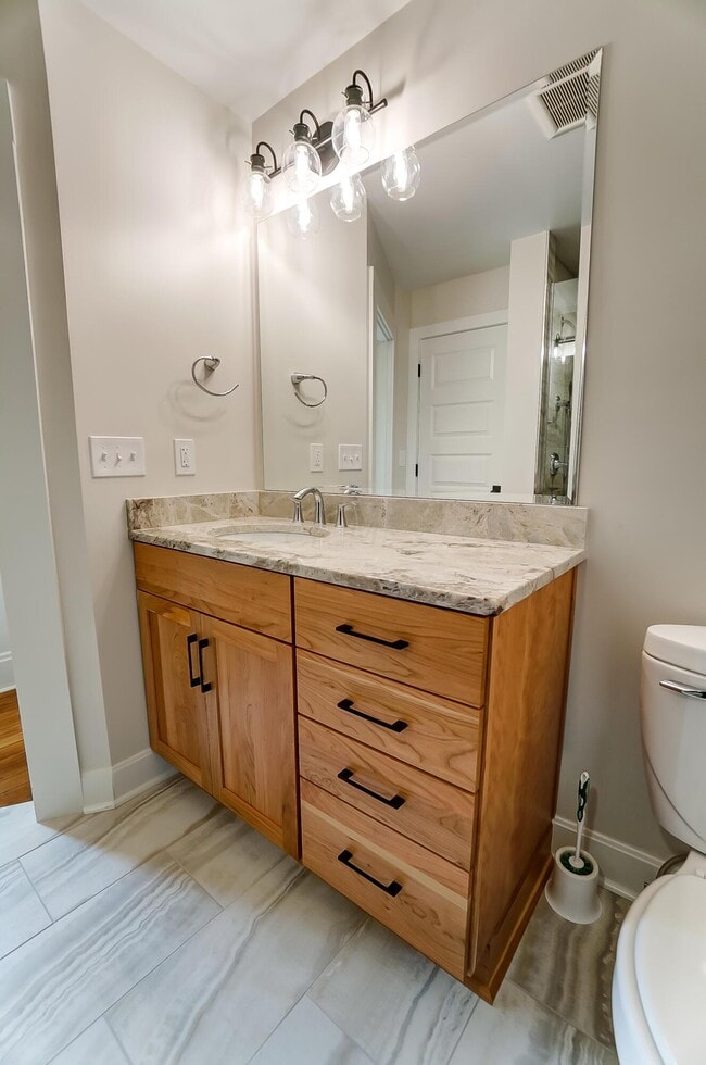 Building Photo - 557 S Grant Ave