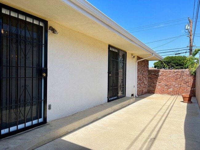 Building Photo - Large 3 Bedroom 2 Bath Home