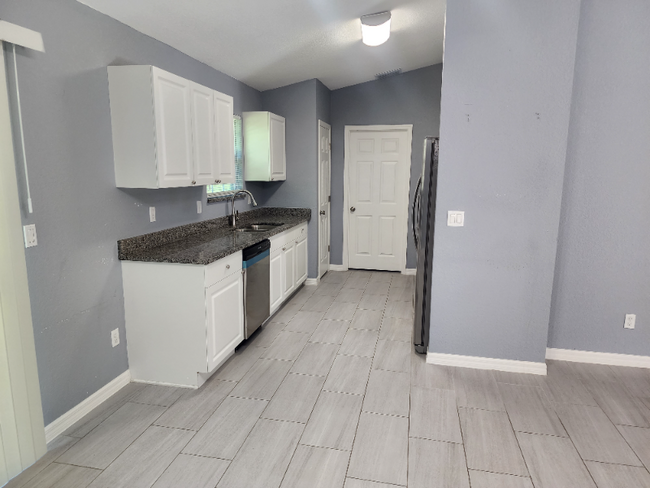 Building Photo - 202 Oak Ln Cir