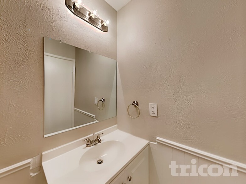 Building Photo - 416 Forestwood Dr