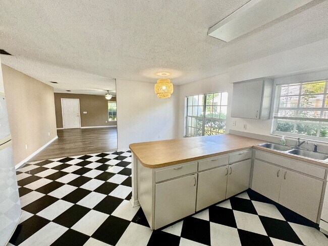 Building Photo - 3 Bed, 2 Bath Tampa Home Walking Distance ...