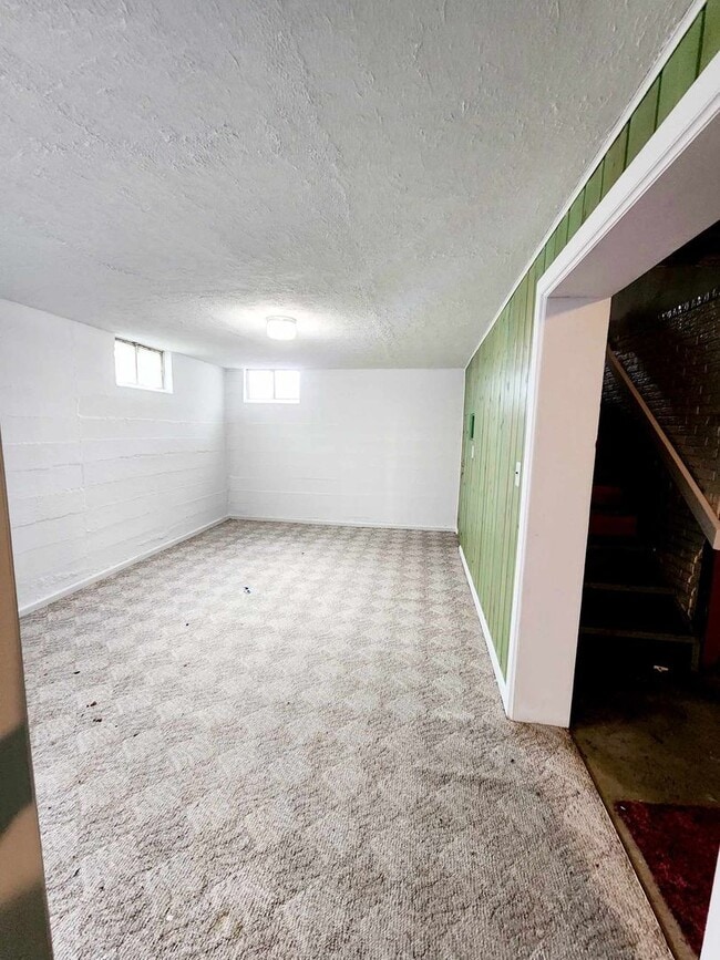 Building Photo - College Hill Rental Available NOW!