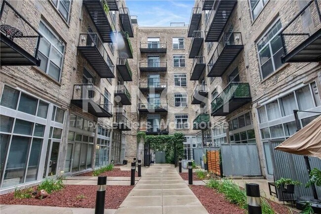 Building Photo - Downtown Luxury Condo Available!