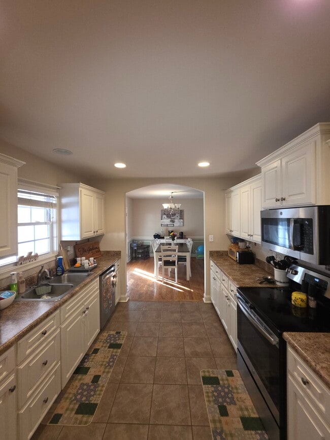 Building Photo - 132 Whispering Hill Ln