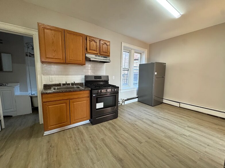 Building Photo - 576 S 11th St