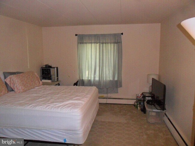 Building Photo - 610 W 11th St