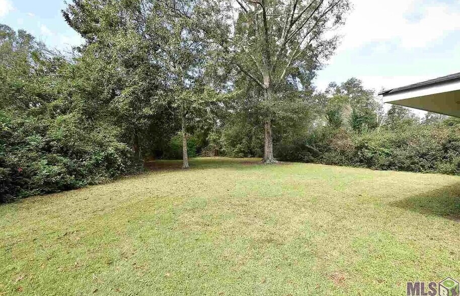 Building Photo - 1351 N Woodcrest Ave