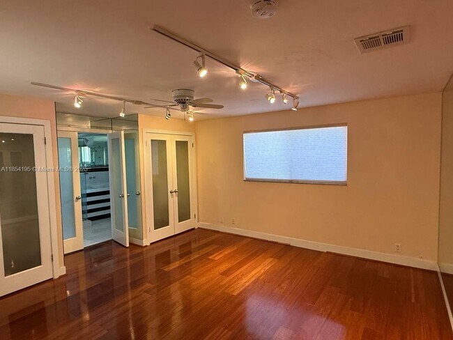 Building Photo - 1728 NE 39th St