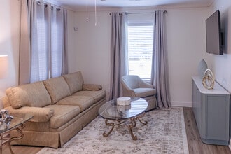 Building Photo - 2324 Oliver Ave