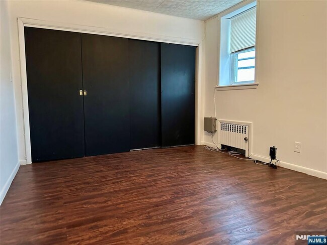 Building Photo - 530 Valley Brook Ave