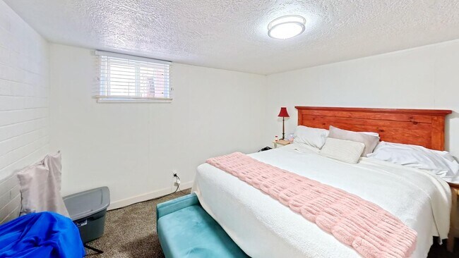 Building Photo - 818 S Canyon Dr