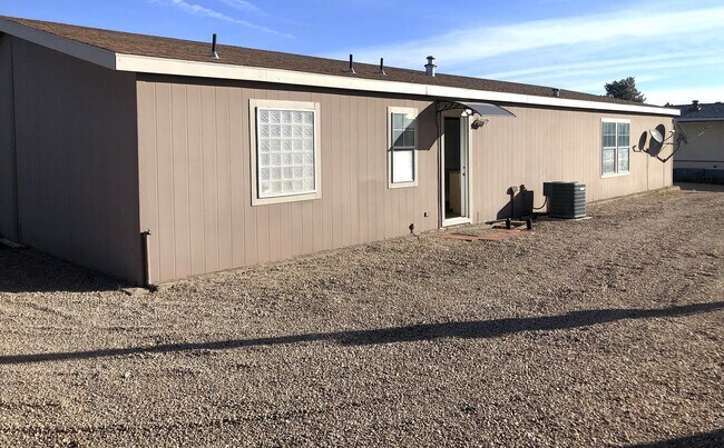 Building Photo - 3+2 Split Floor plan home in New Kingman