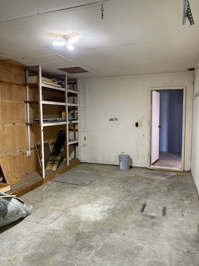 Building Photo - three bedroom one bath home with attached garage for rent