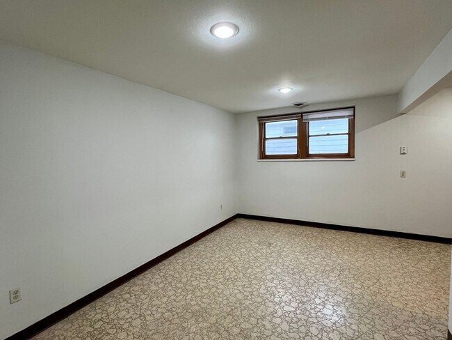 Building Photo - 811-813 W Adler Rd