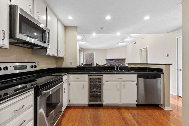 Building Photo - Beautiful Downtown Coeur d' Alene Condo  w/ Amazing Views!