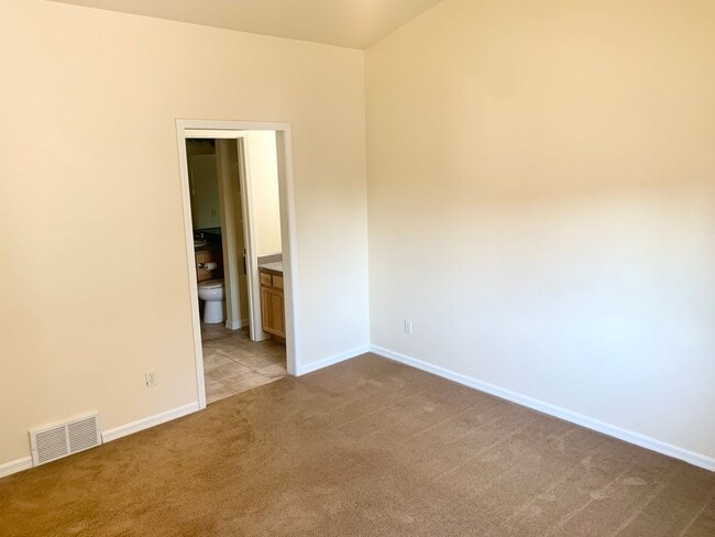 Building Photo - Beautiful 3 bed 2 bath condo on the west end!