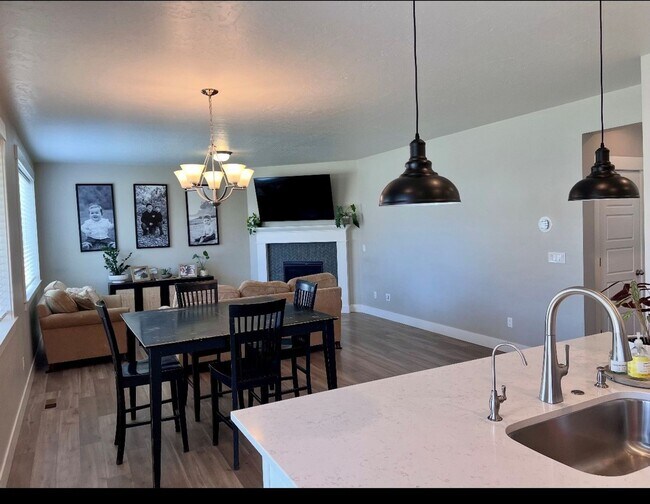 Building Photo - 3 Bed + Office + Bonus | 3-Car Garage