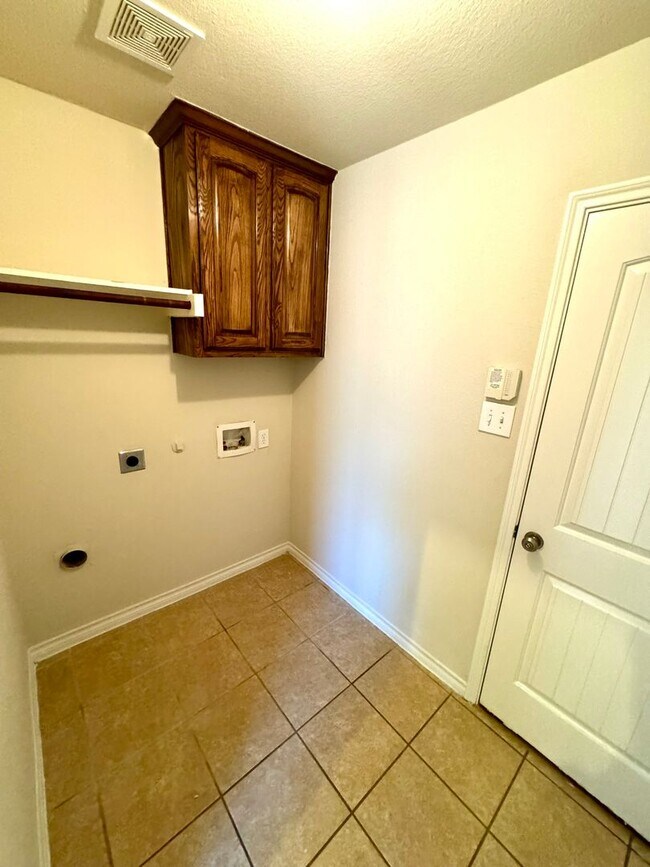 Building Photo - 1703 Stonewick Dr