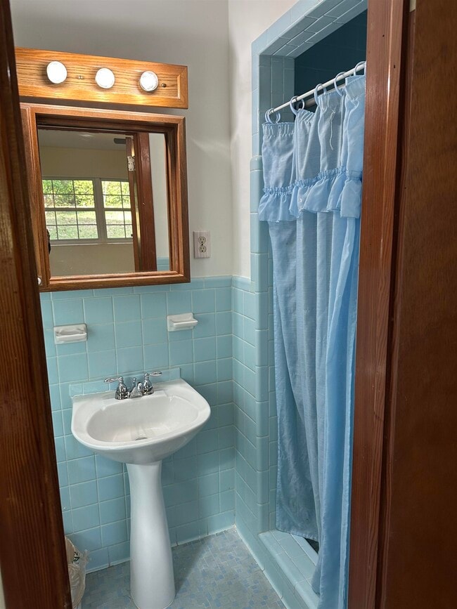 Building Photo - 1406 Devils Dip