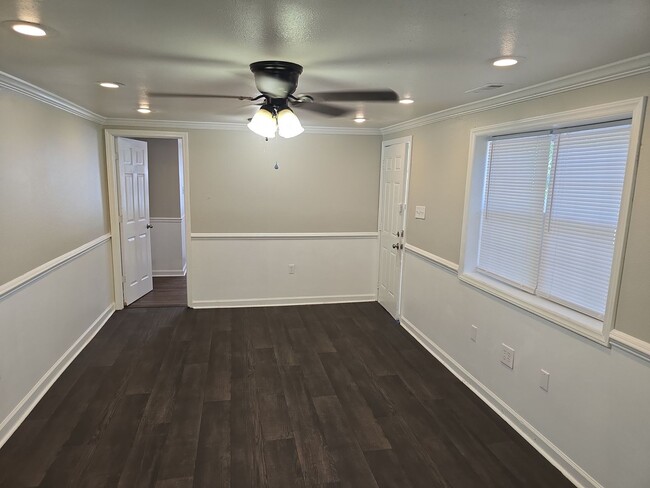 Building Photo - Less than mile from South Carolina State U...