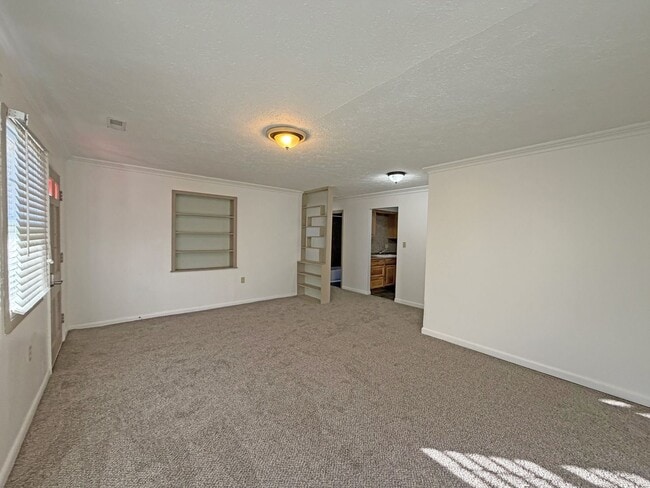 Building Photo - Gorgeous Well Kept Home Near Mercy & Bass Pro!