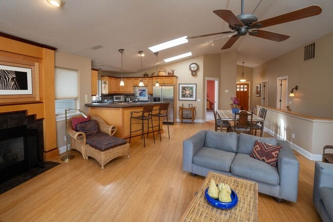 Building Photo - River's Edge Golf Course, Upscale Unit on ...