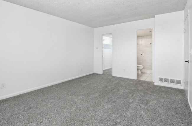 Building Photo - $1,540.95 with $300 off the first month's rent, 1 Bed - 1 Bath, Condo in Aurora with Washer and D...