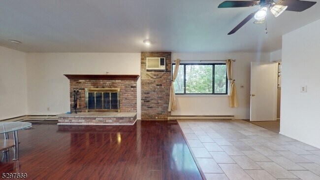 Building Photo - 368 Lake Shore S