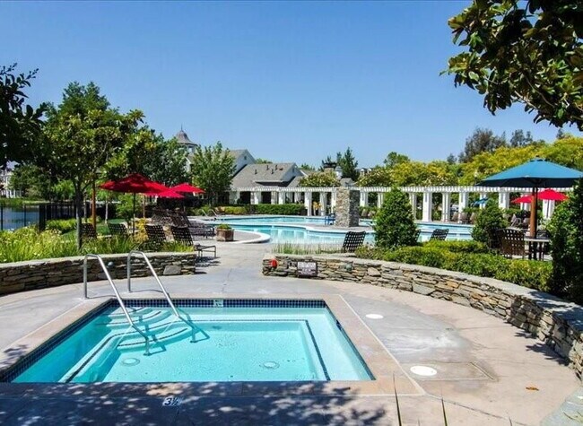 Building Photo - Refined Living in the Heart of Valencia