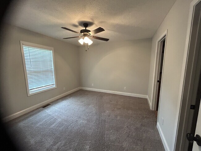 Building Photo - 3-Bedroom Ranch Style Home with 2 Full Bat...