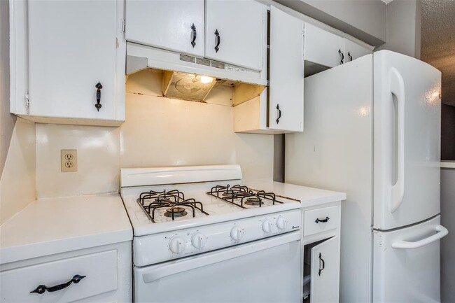 Building Photo - 607 Thrush Ave
