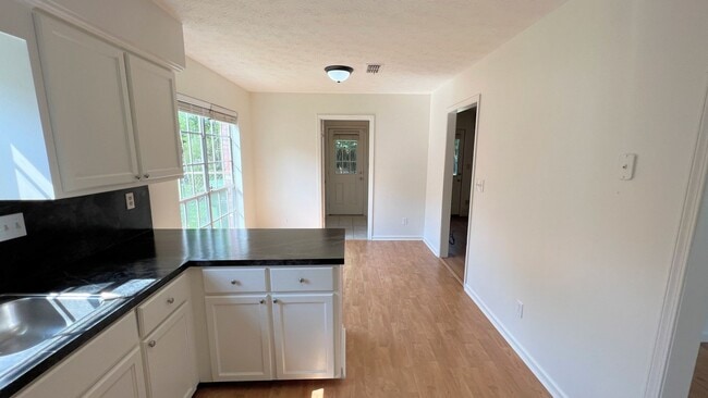 Building Photo - Lovely 3-Bedroom