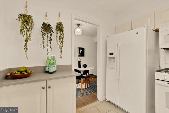 Building Photo - 4818 Chevy Chase Dr