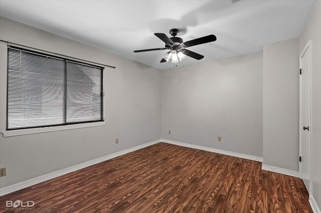 Building Photo - 236 Settlers Park Dr