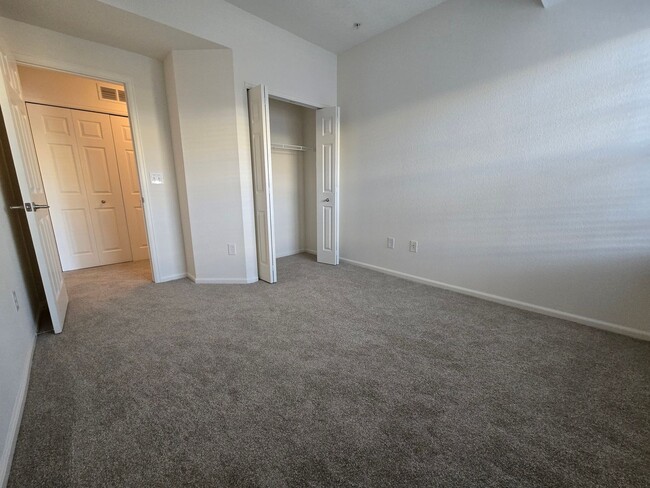 Building Photo - Spacious and Bright 2B/2B Townhome Now Ava...