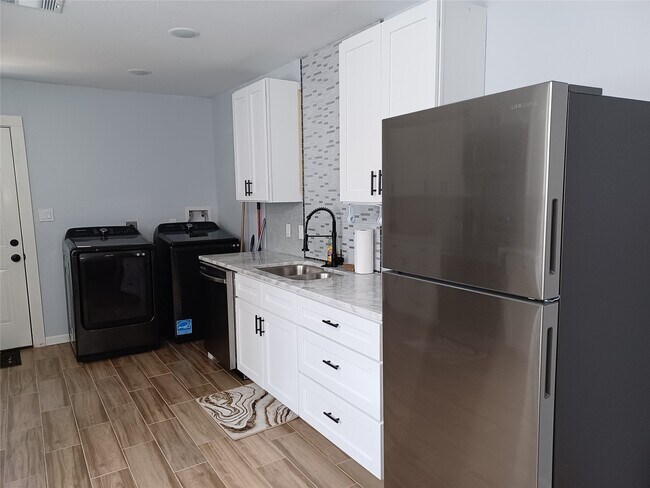 Building Photo - 5815 Schevers St