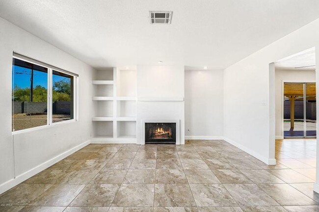 Building Photo - 6518 E Sunnyside Dr