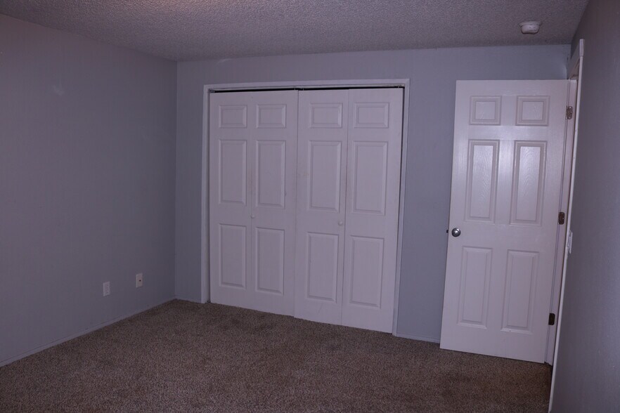 Building Photo - 15906 Elm St E