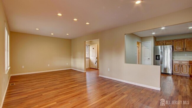 Building Photo - 18B Thomas Paine Dr