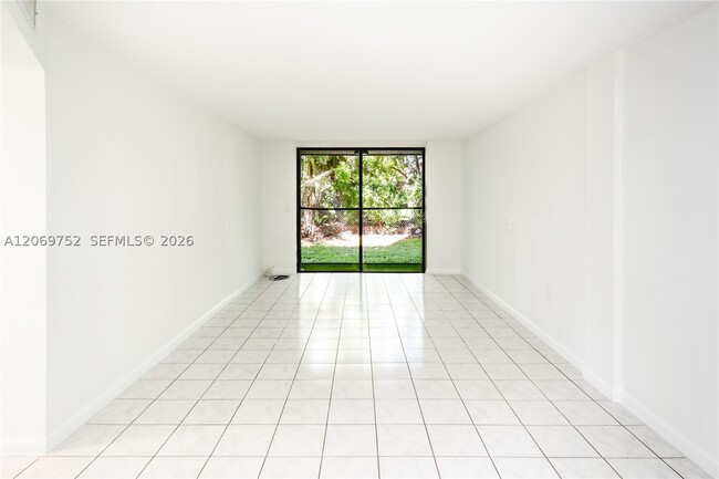 Building Photo - 9460 Fontainebleau Blvd