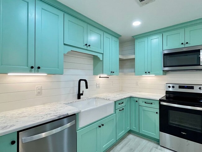 Building Photo - Completely Remodeled! Close to  Historic D...