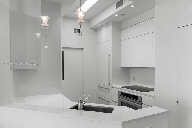 Building Photo - 888 Brickell Key Dr