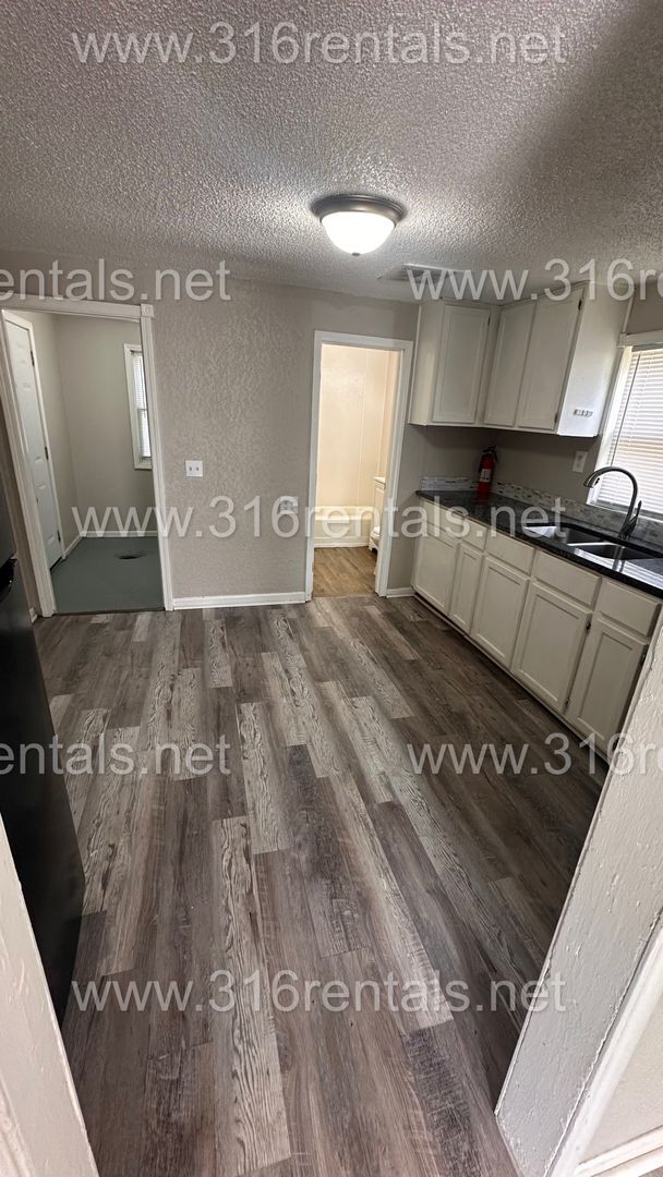 Building Photo - $850 - 2 bedroom/ 1 bathroom - Newly remod...